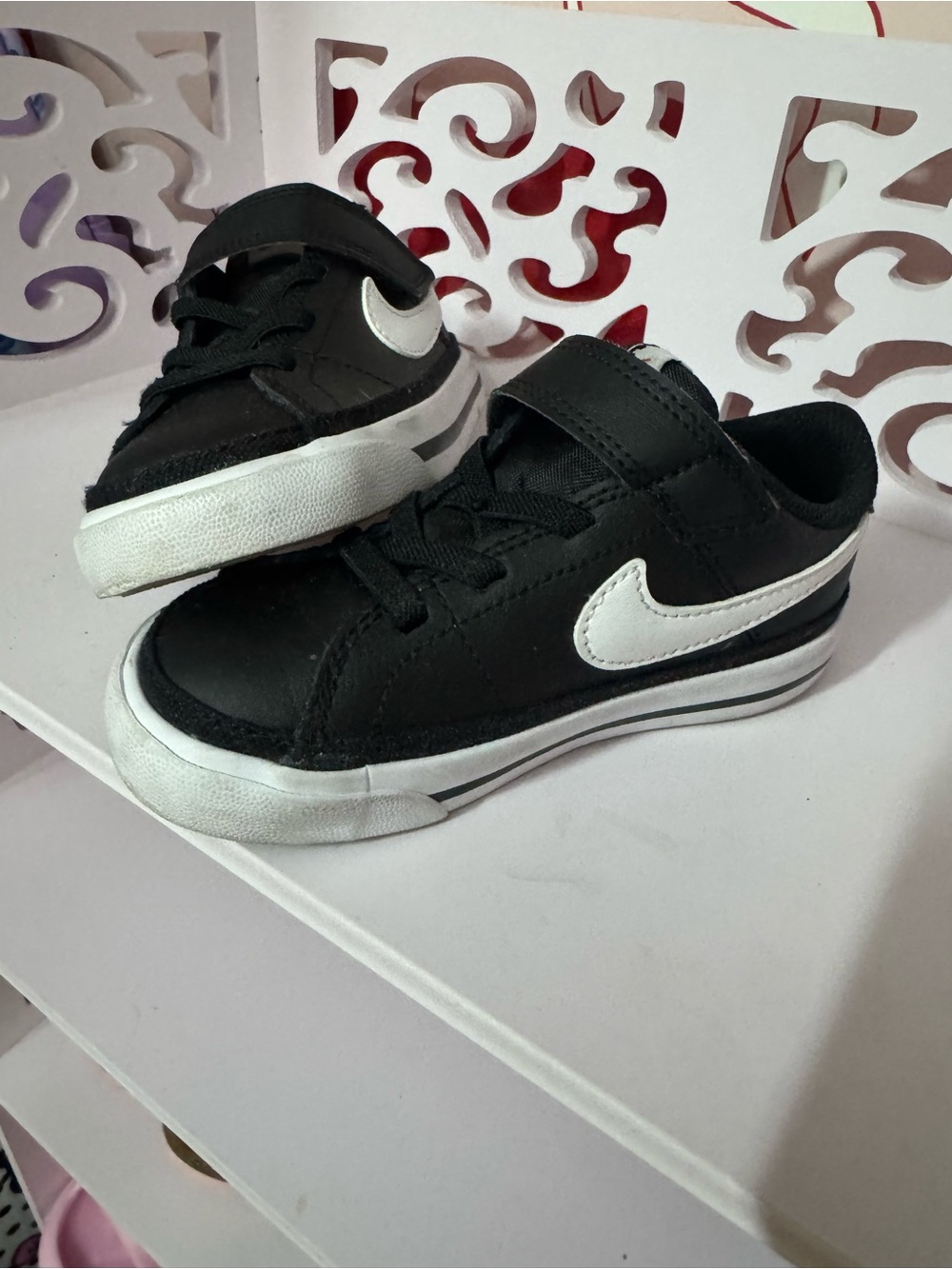 Nike toddler girls’ Black and White Low-Top Sneaker